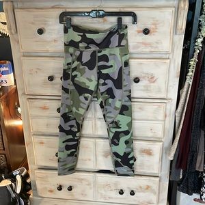 Zyia active camo 3/4 length activewear pants
